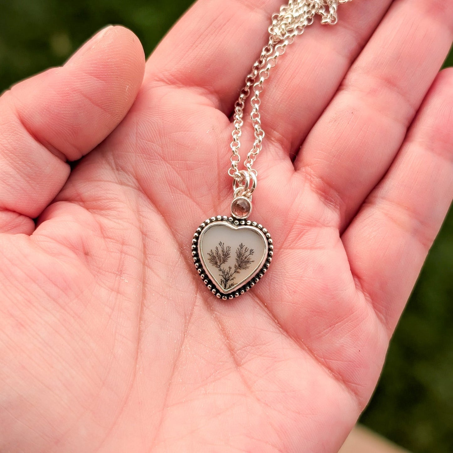 Colgante de plata y agata dendritica en forma de corazón