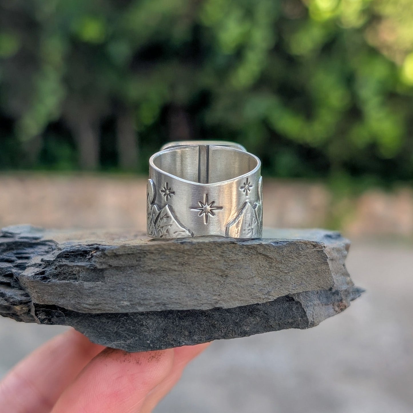 Anillo de plata con jaspe y montañas