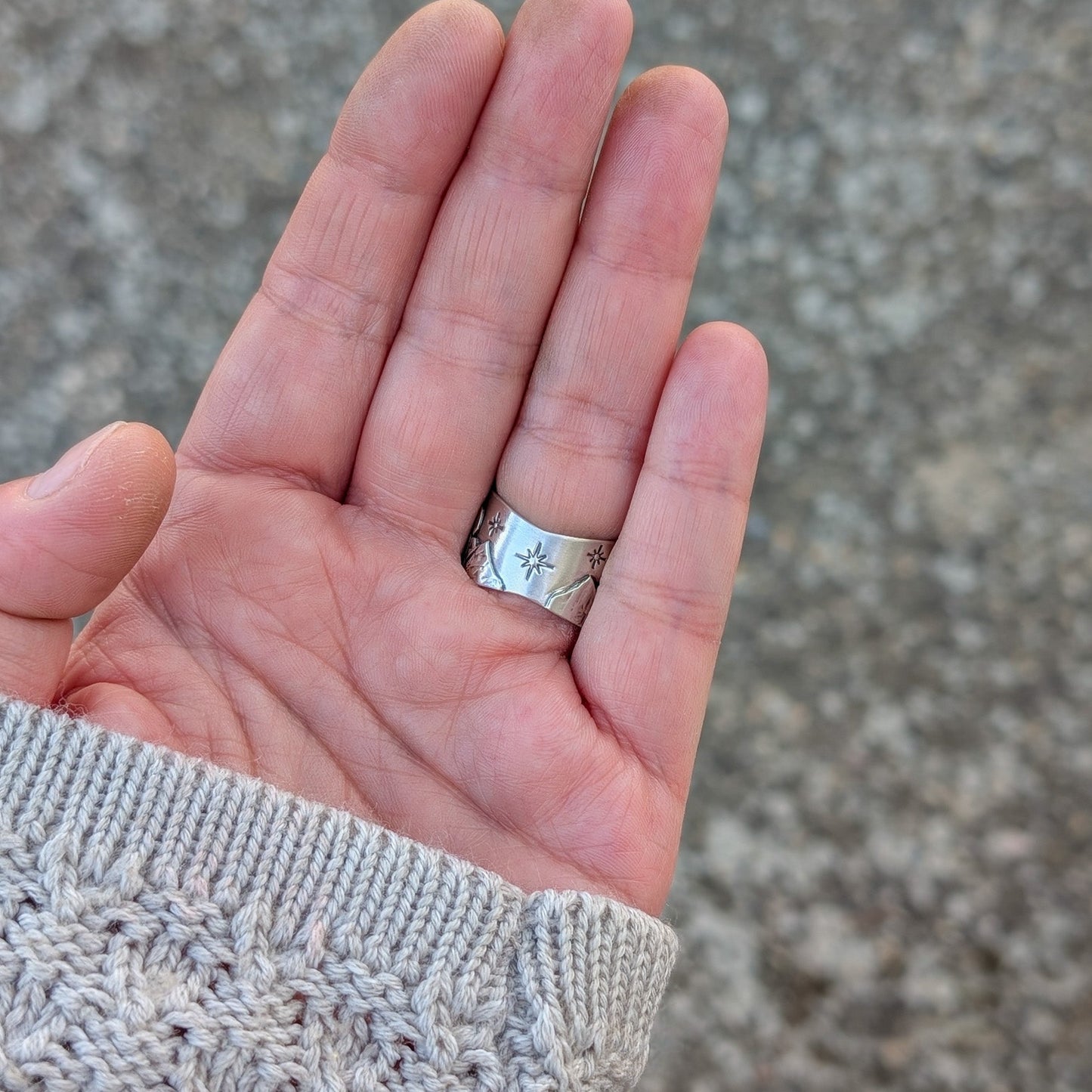 Anillo de plata con jaspe y montañas