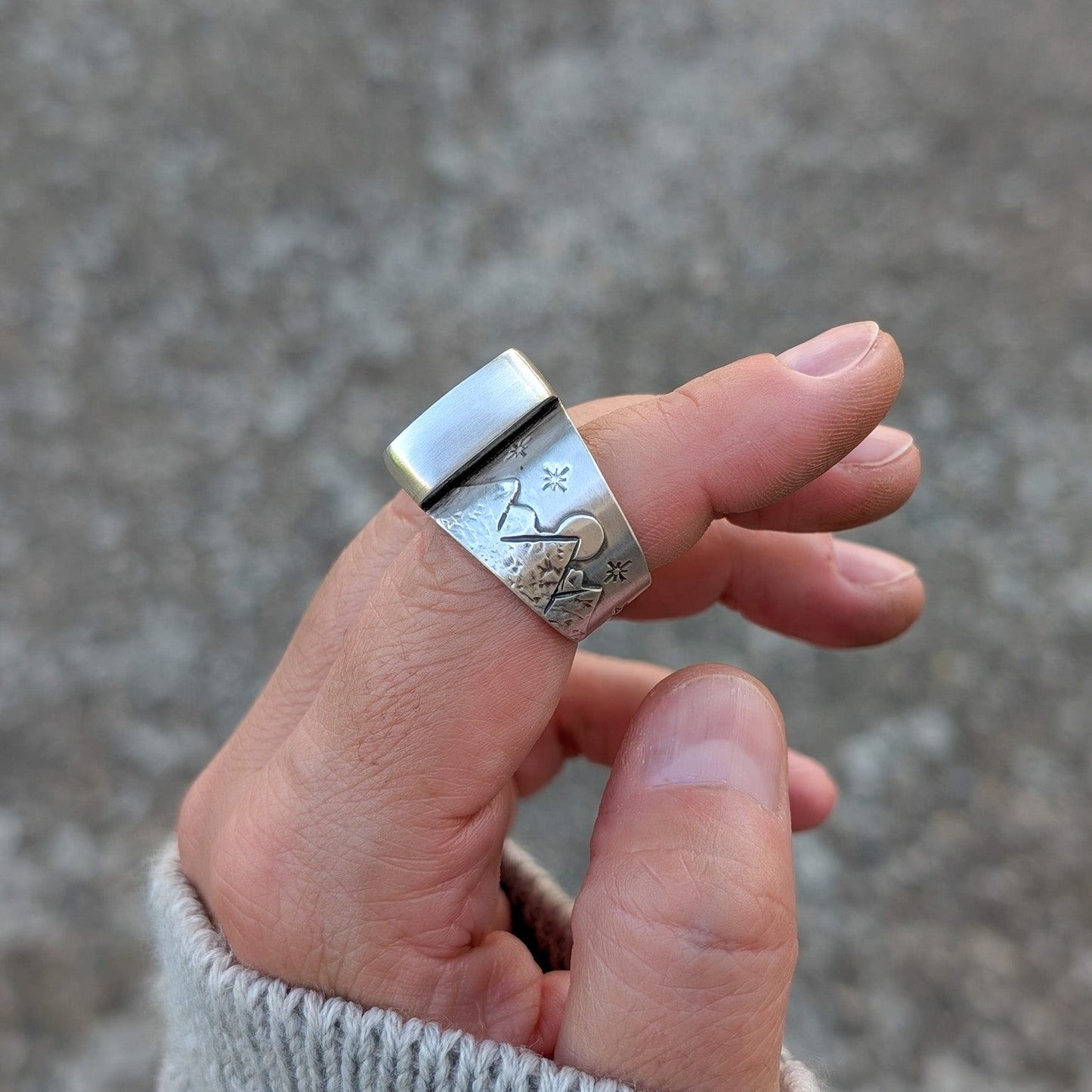 Anillo de plata con jaspe y montañas