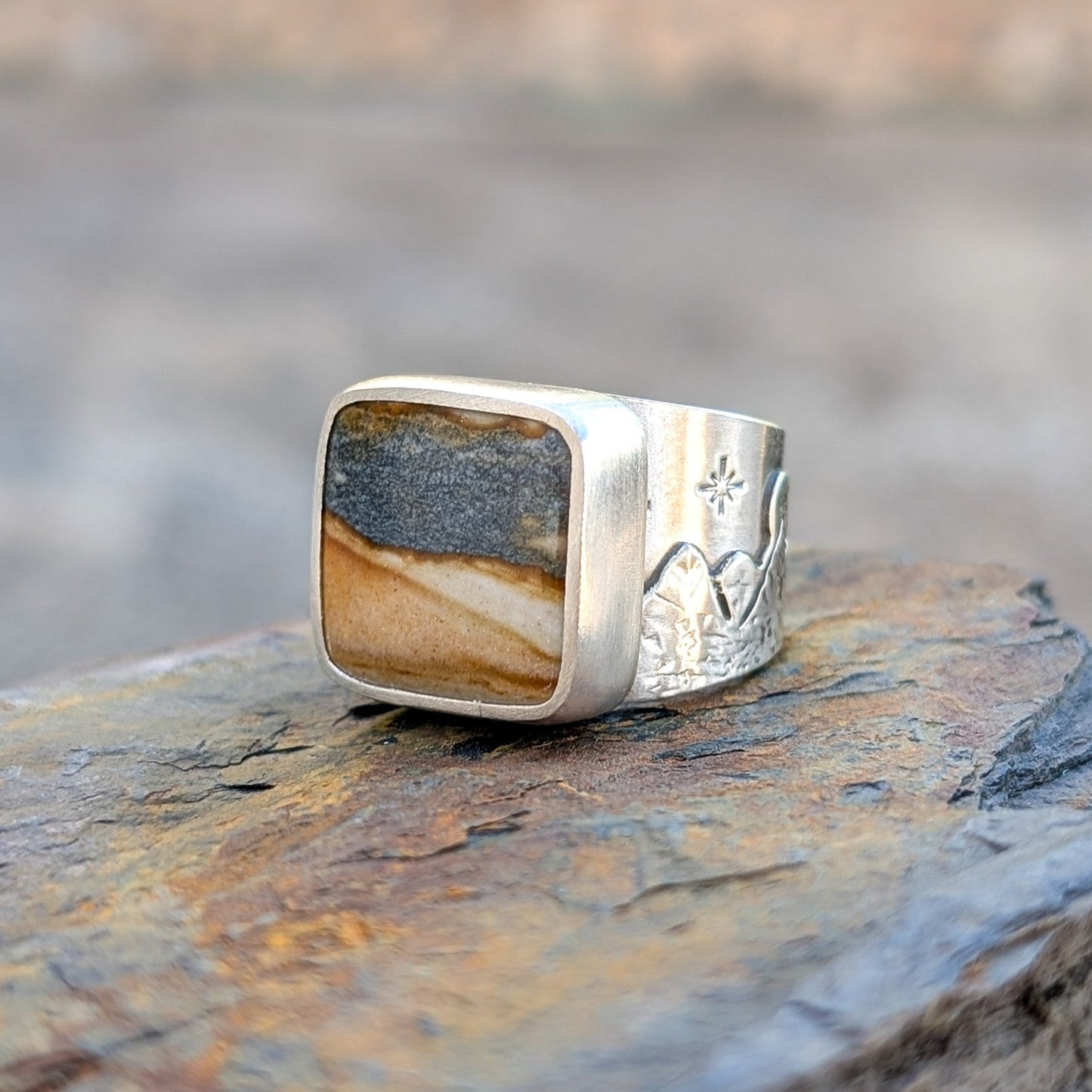 Anillo de plata con jaspe y montañas