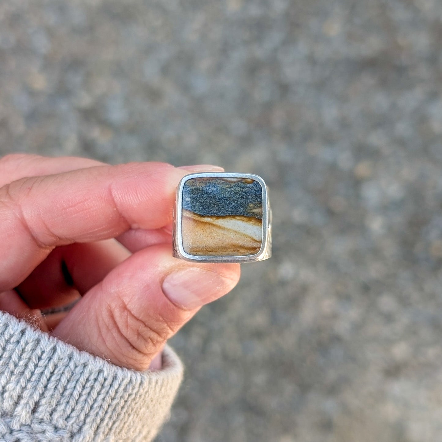 Anillo de plata con jaspe y montañas