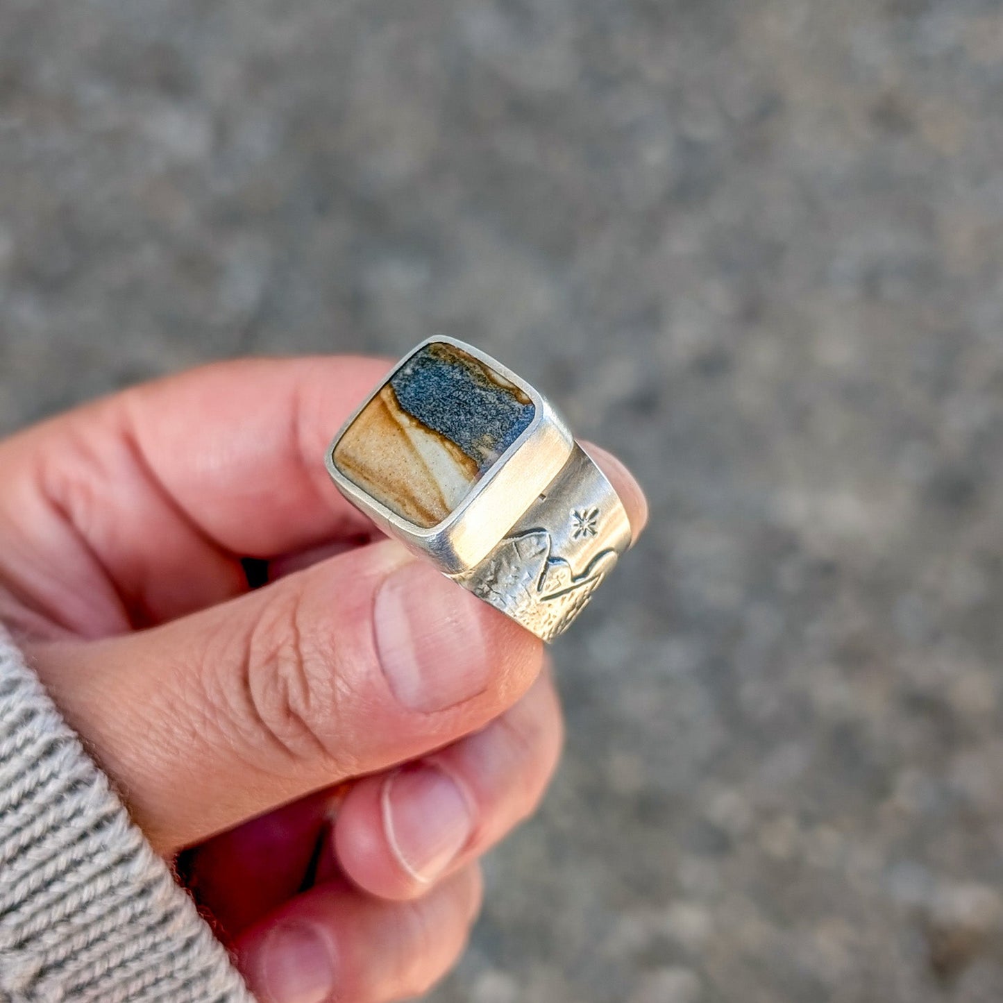 Anillo de plata con jaspe y montañas