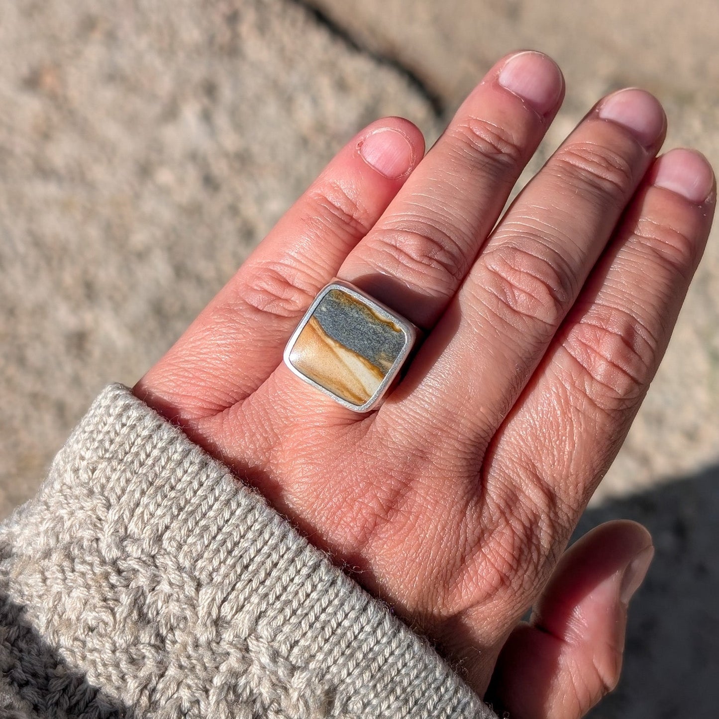 Anillo de plata con jaspe y montañas