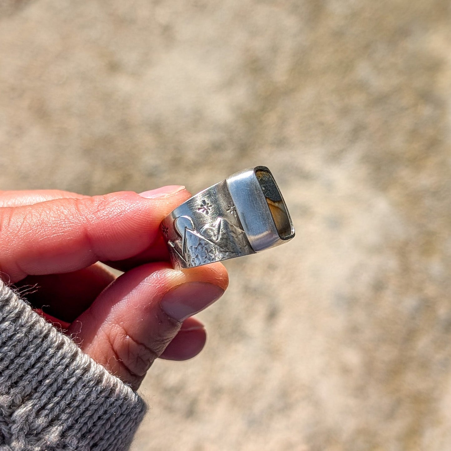 Anillo de plata con jaspe y montañas
