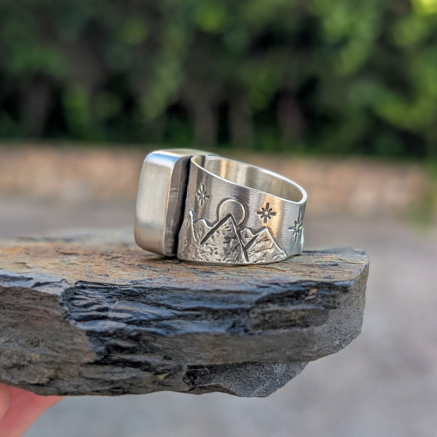 Anillo de plata con jaspe y montañas