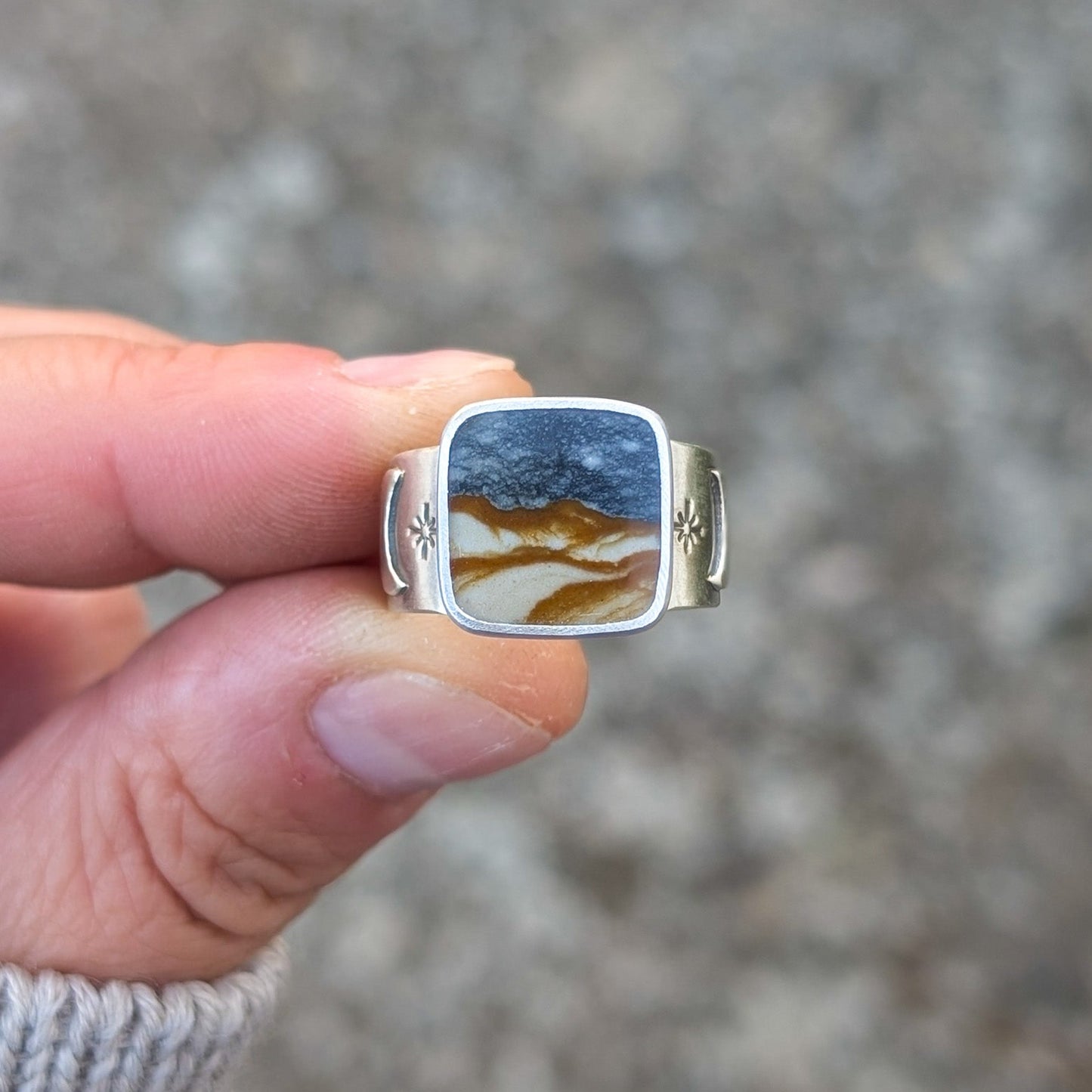Anillo de plata con jaspe, lunas y estrellas