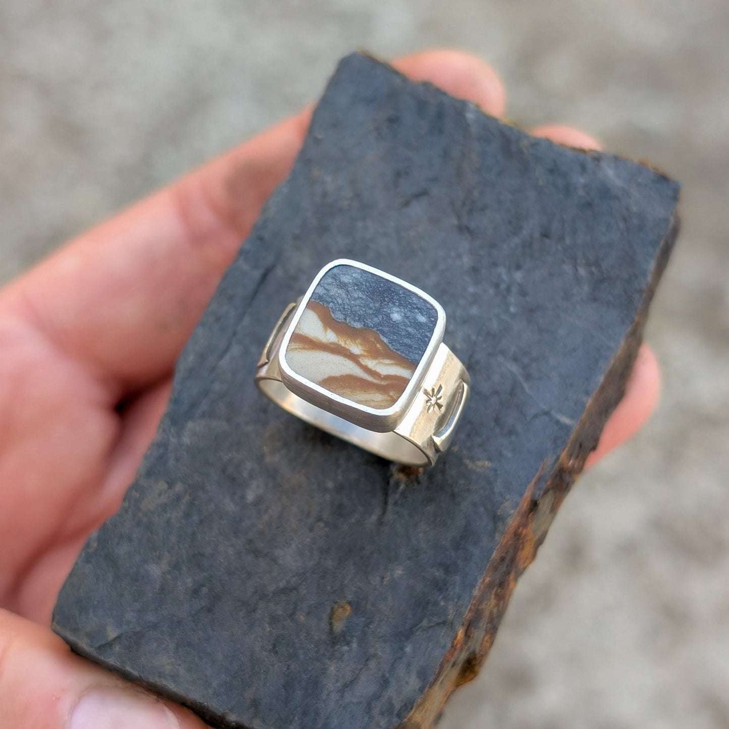 Anillo de plata con jaspe, lunas y estrellas