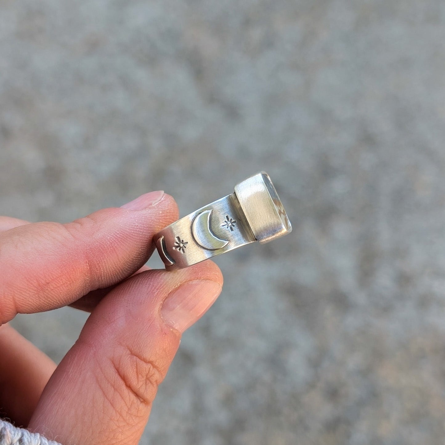 Anillo de plata con jaspe, lunas y estrellas