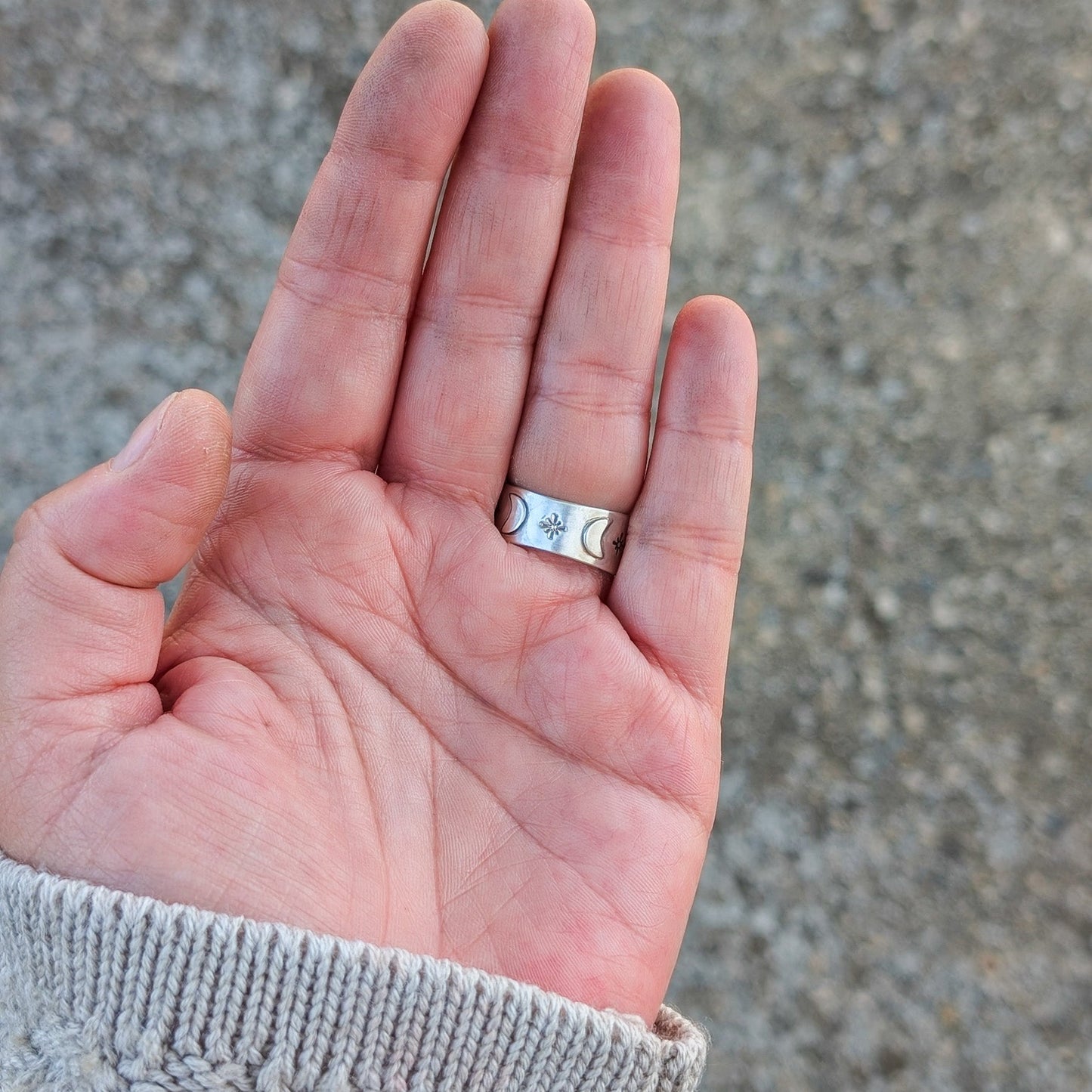 Anillo de plata con jaspe, lunas y estrellas