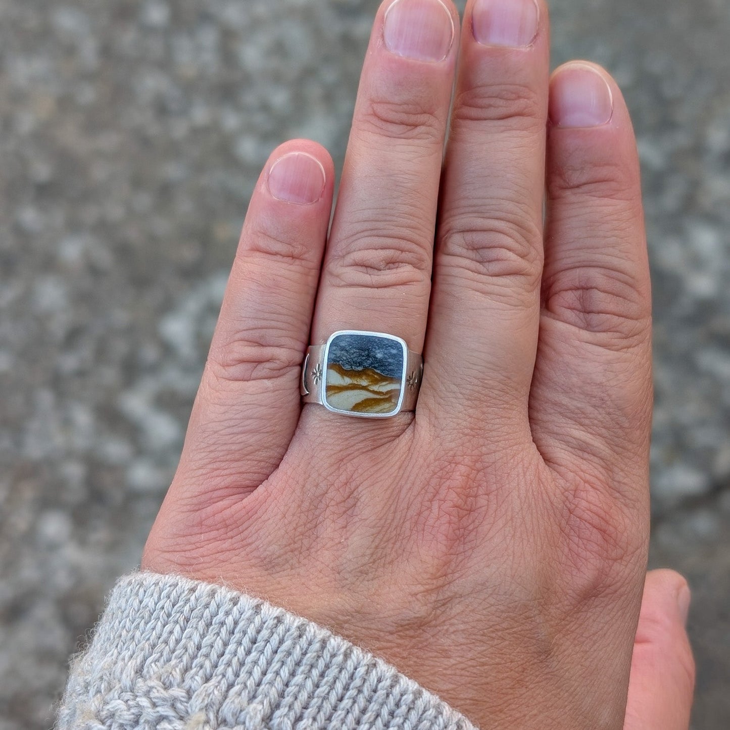 Anillo de plata con jaspe, lunas y estrellas