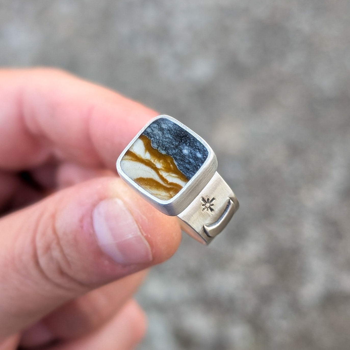 Anillo de plata con jaspe, lunas y estrellas