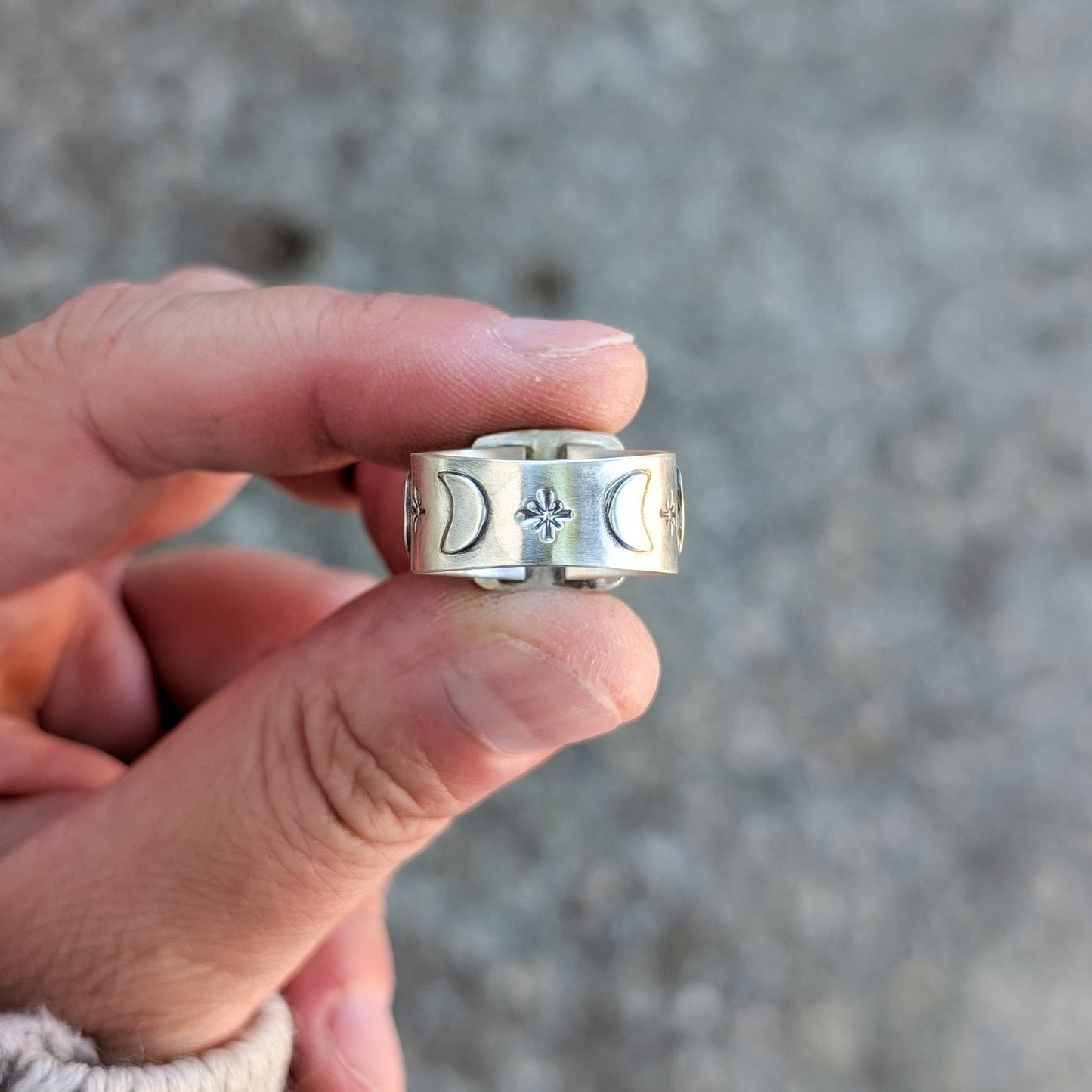 Anillo de plata con jaspe, lunas y estrellas