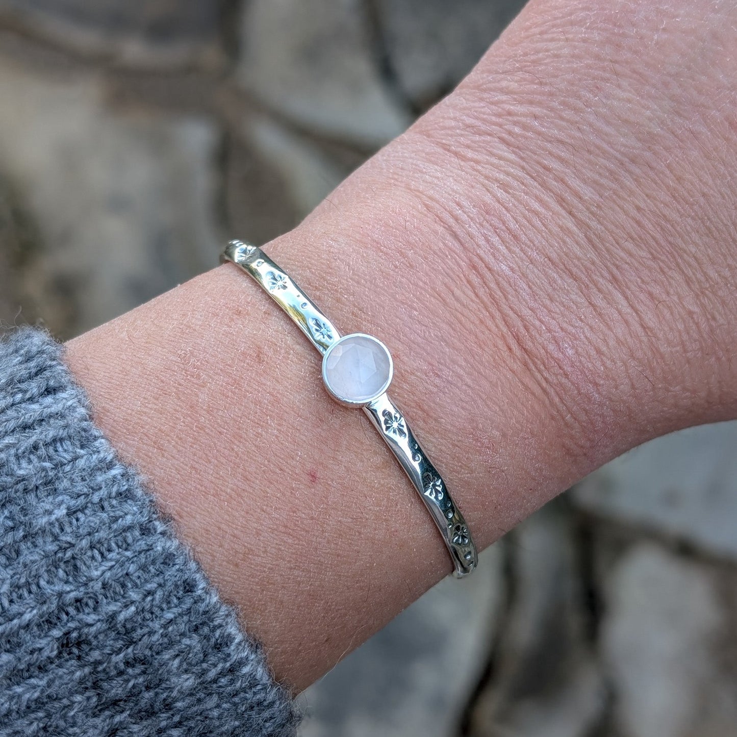 Pulsera cuff de plata con estrellas y cuarzo rosa