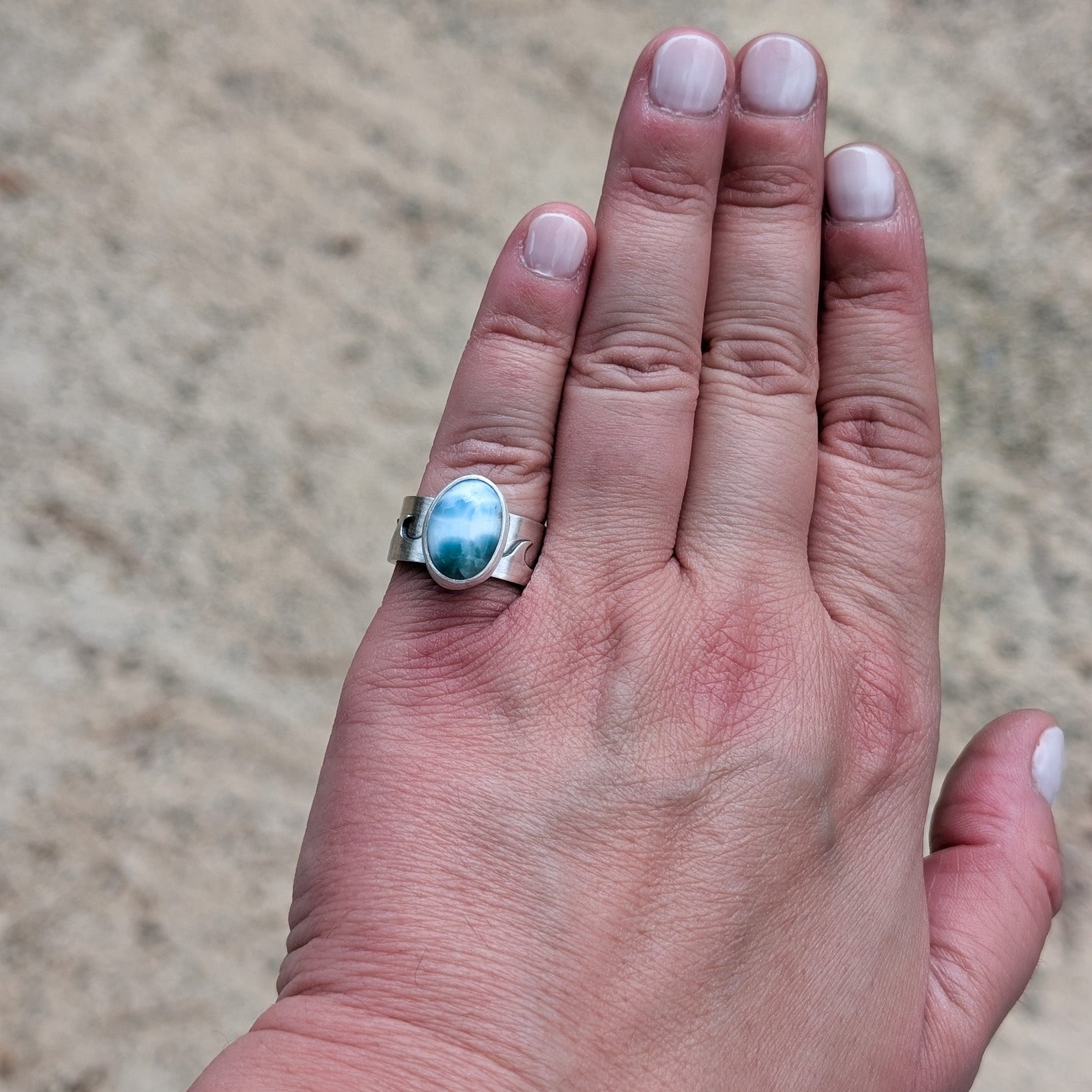 Anillo de plata Olas de mar con Larimar
