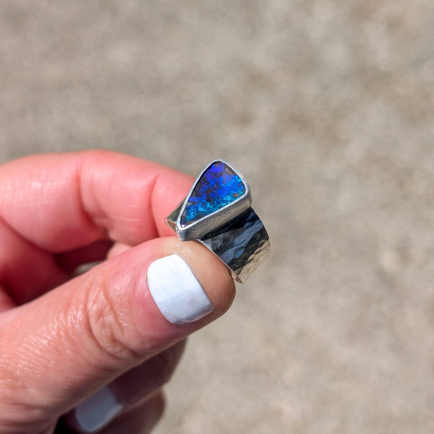 Anillo de plata con Ópalo Boulder Australiano