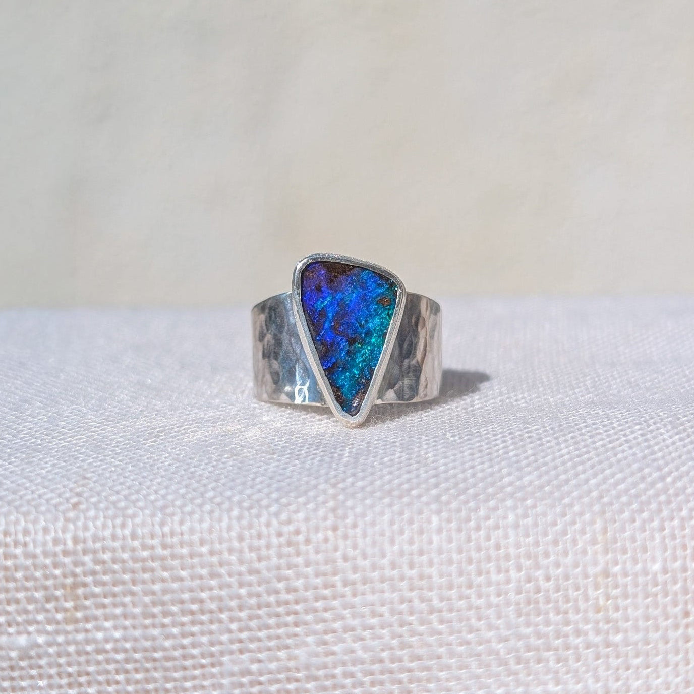 Anillo de plata con Ópalo Boulder Australiano