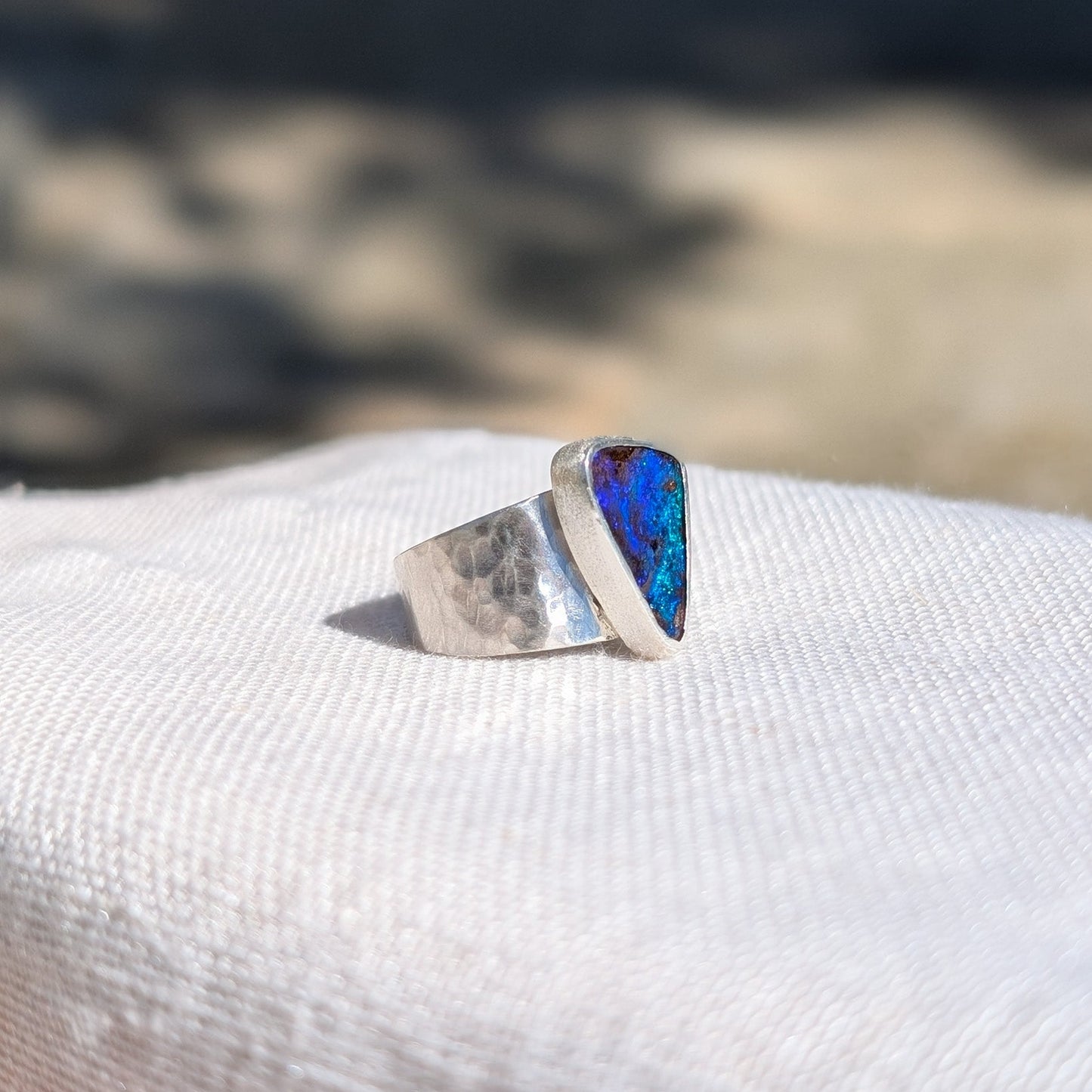Anillo de plata con Ópalo Boulder Australiano