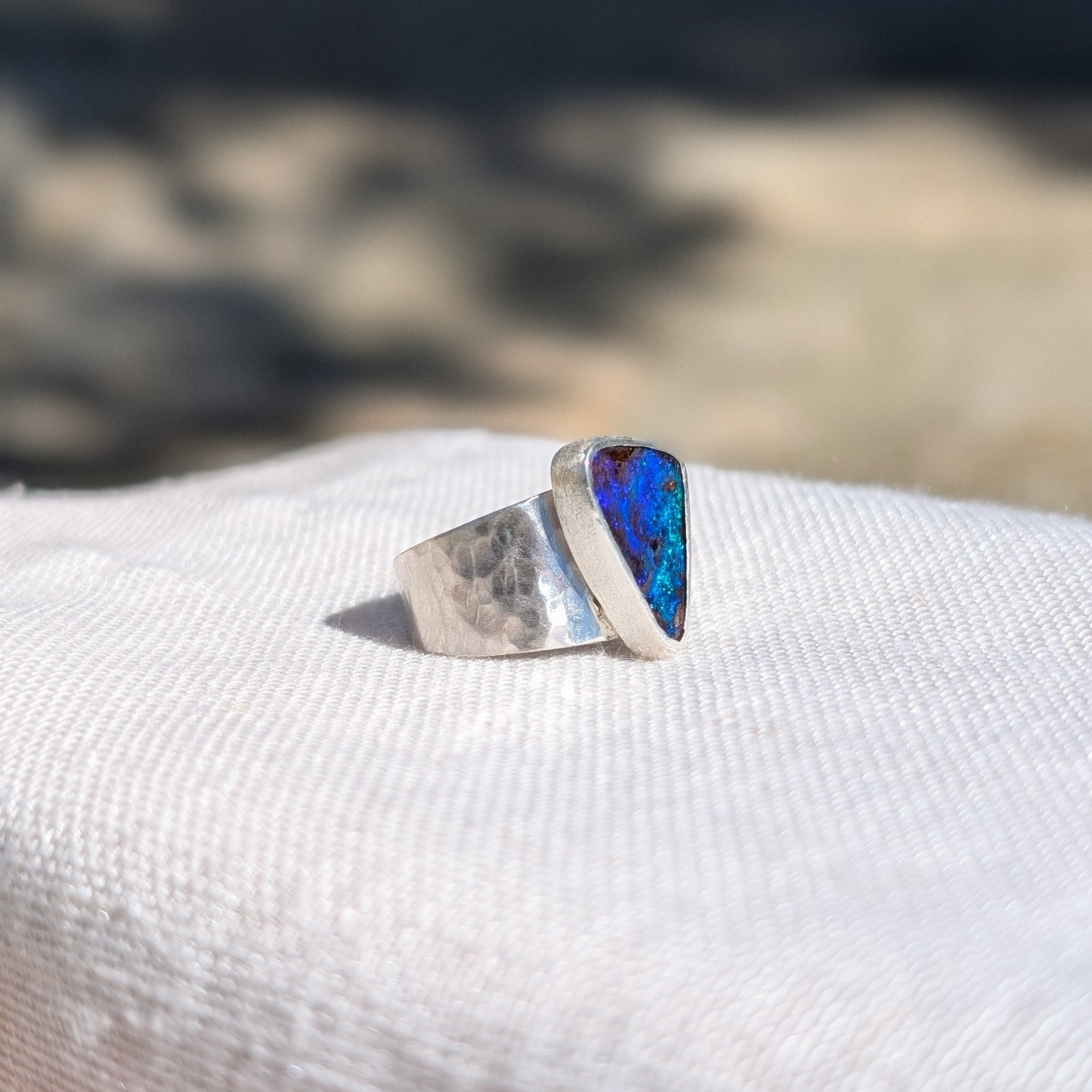 Anillo de plata con Ópalo Boulder Australiano