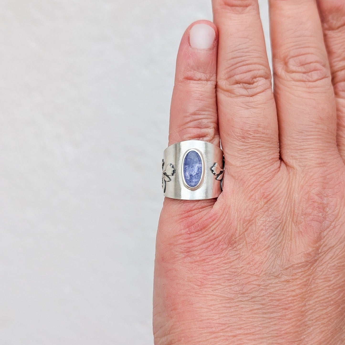 Anillo artesanal de plata con Tanzanita y flores