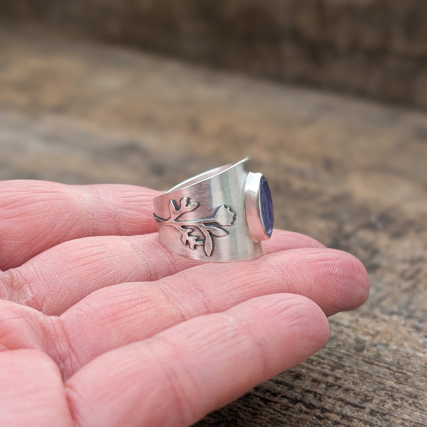Anillo artesanal de plata con Tanzanita y flores