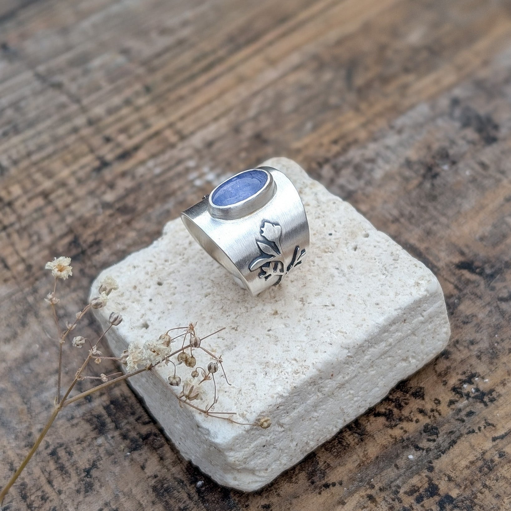 Anillo artesanal de plata con Tanzanita y flores