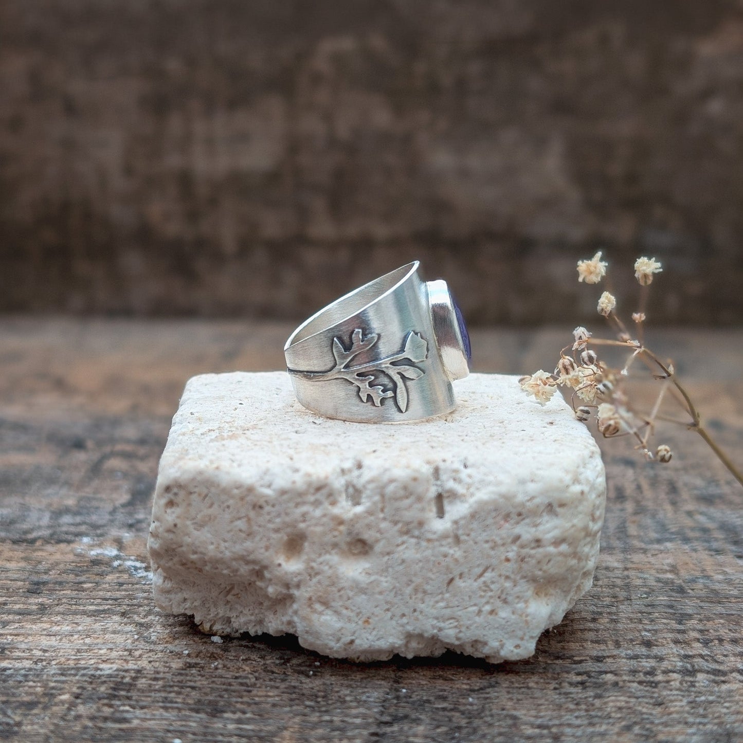 Anillo artesanal de plata con Tanzanita y flores