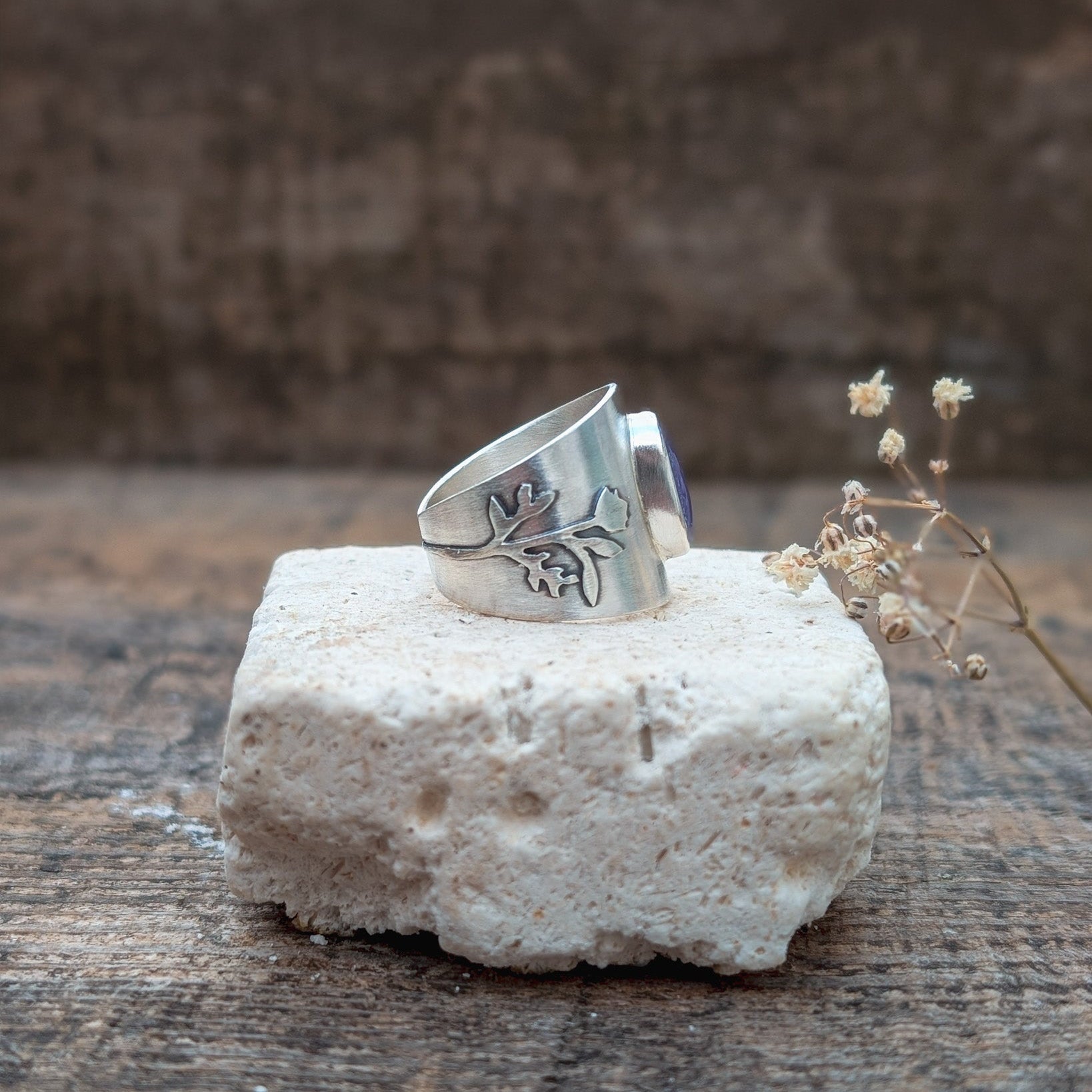 Anillo artesanal de plata con Tanzanita y flores