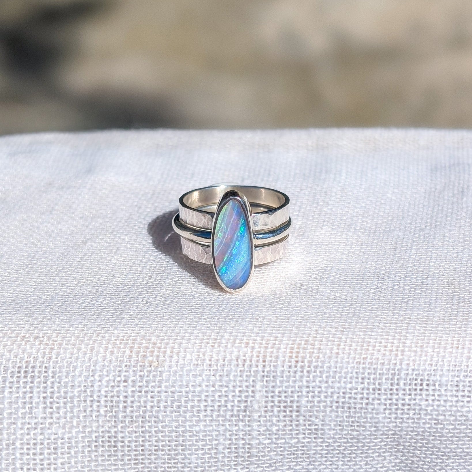 Anillo de plata con ópalo boulder australiano