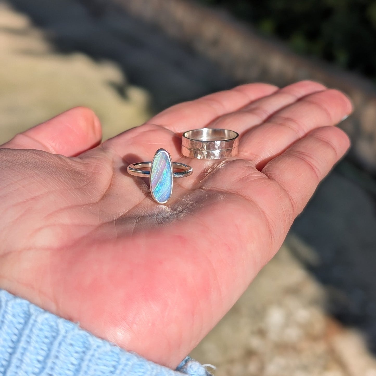 Anillo de plata con ópalo boulder australiano