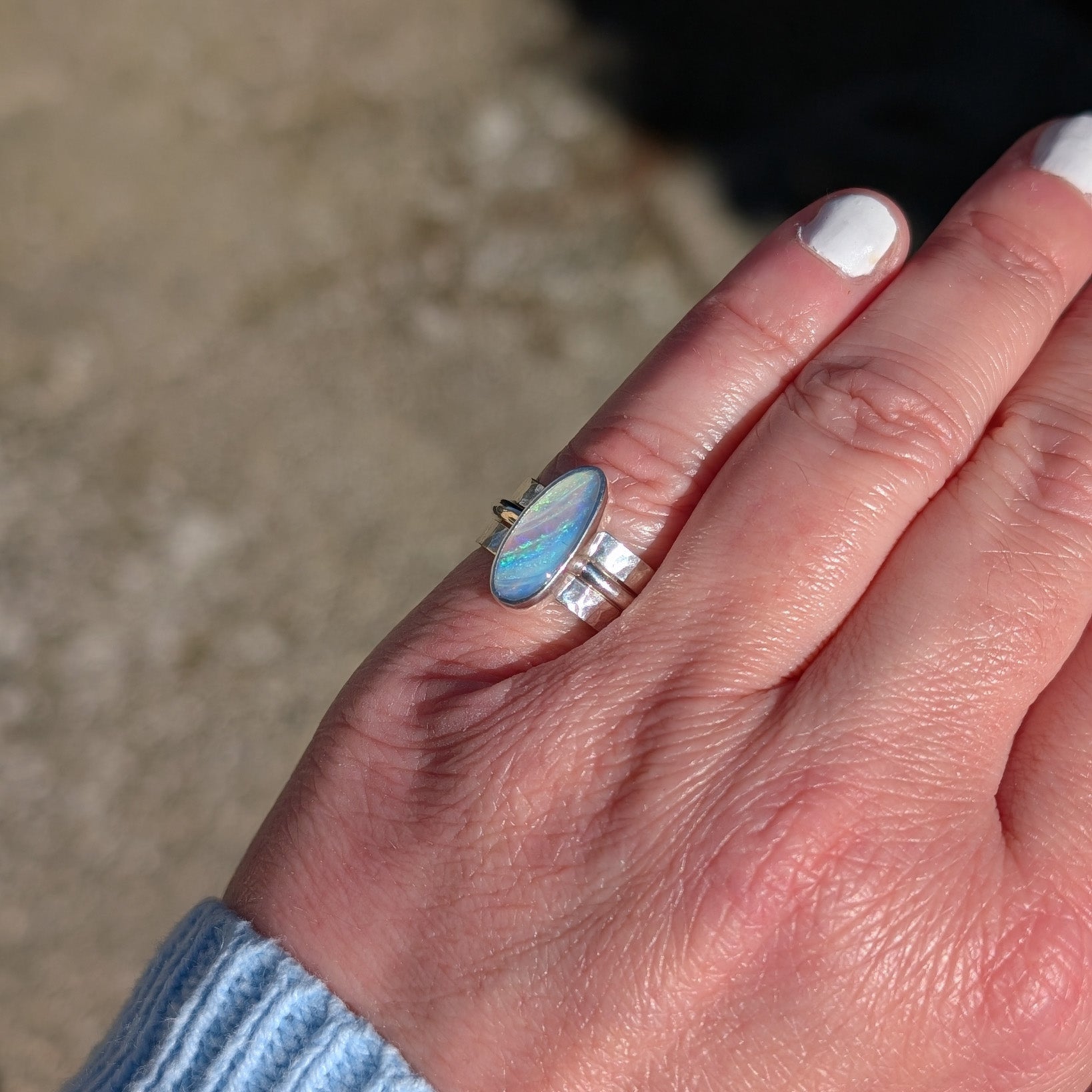 Anillo de plata con ópalo boulder australiano