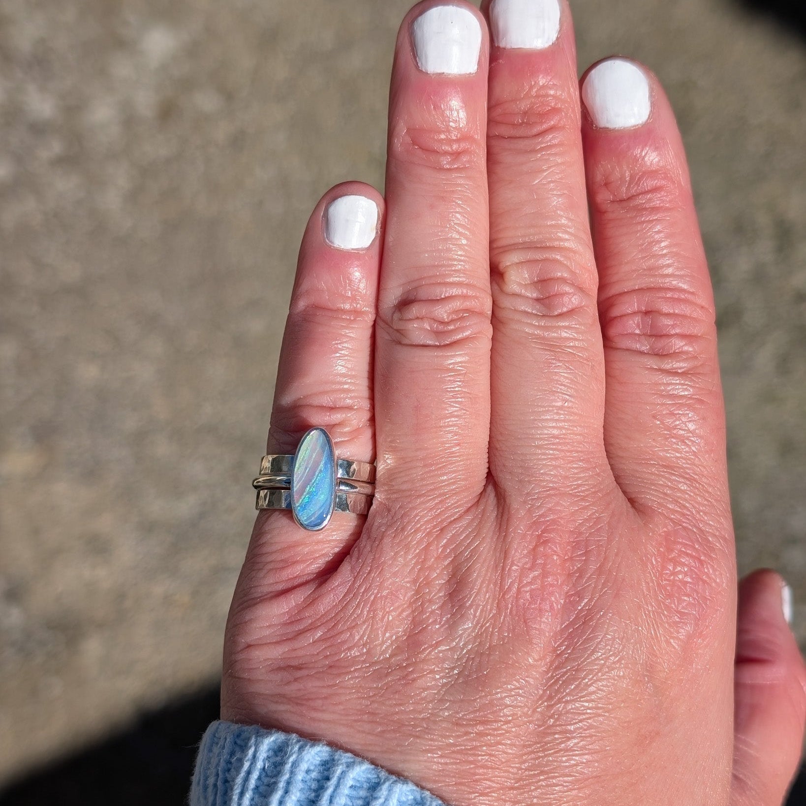 Anillo de plata con ópalo boulder australiano