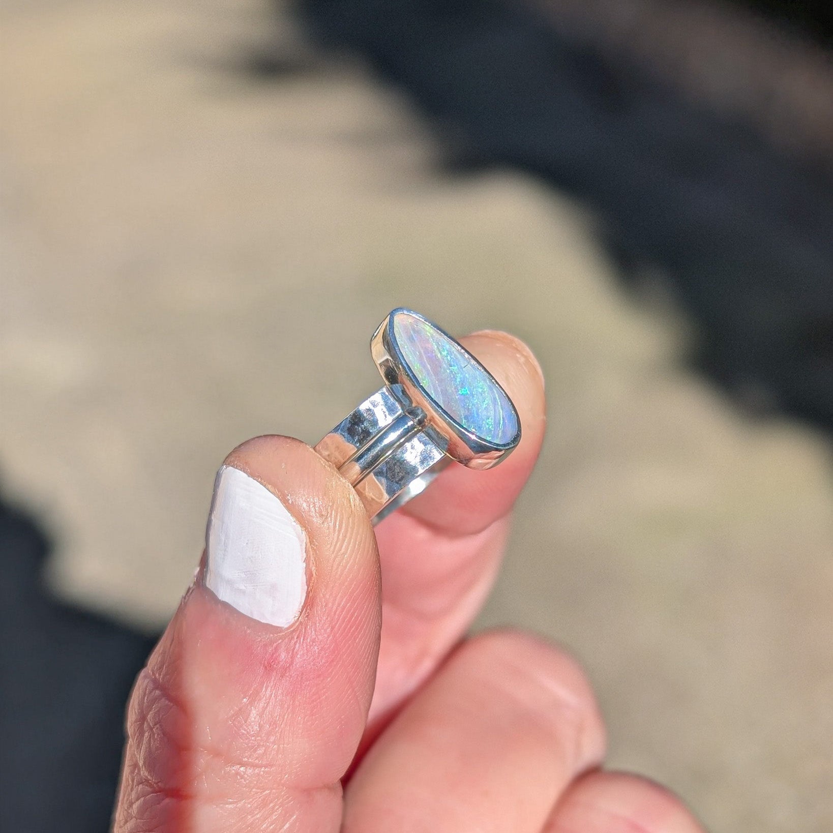 Anillo de plata con ópalo boulder australiano