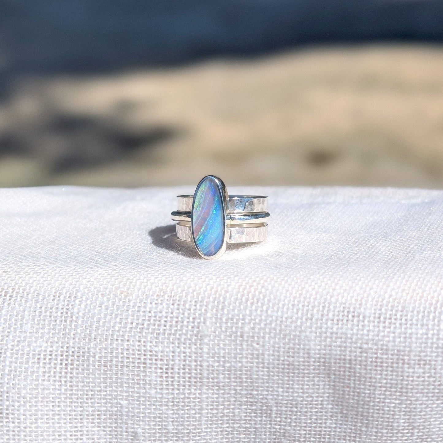 Anillo de plata con ópalo boulder australiano