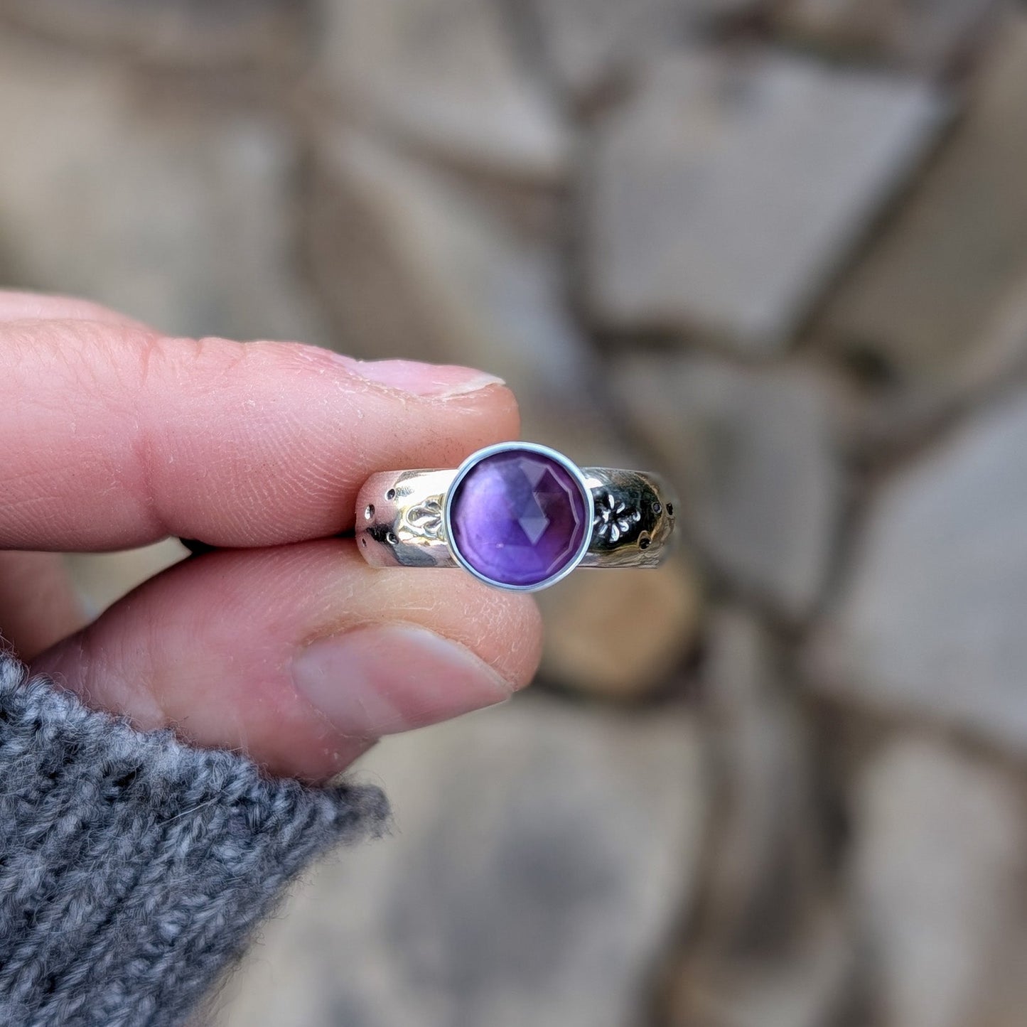 Anillo de plata con estrellas y amatista