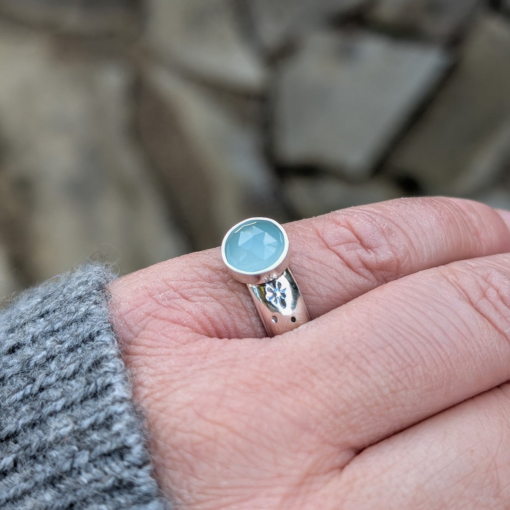 Anillo de plata con estrellas y calcedonia