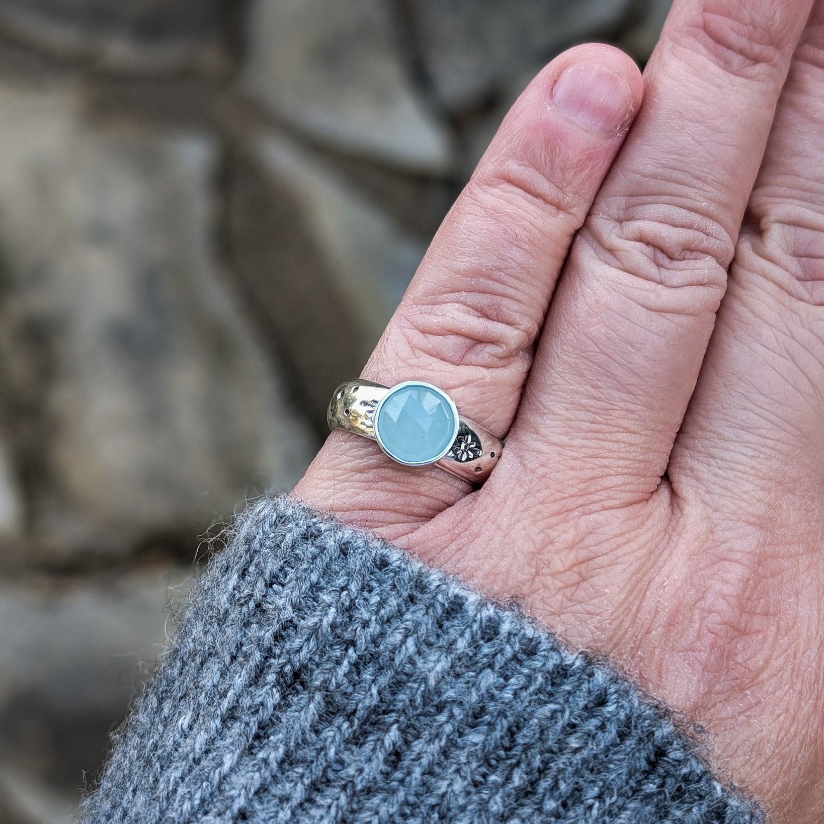 Anillo de plata con estrellas y calcedonia