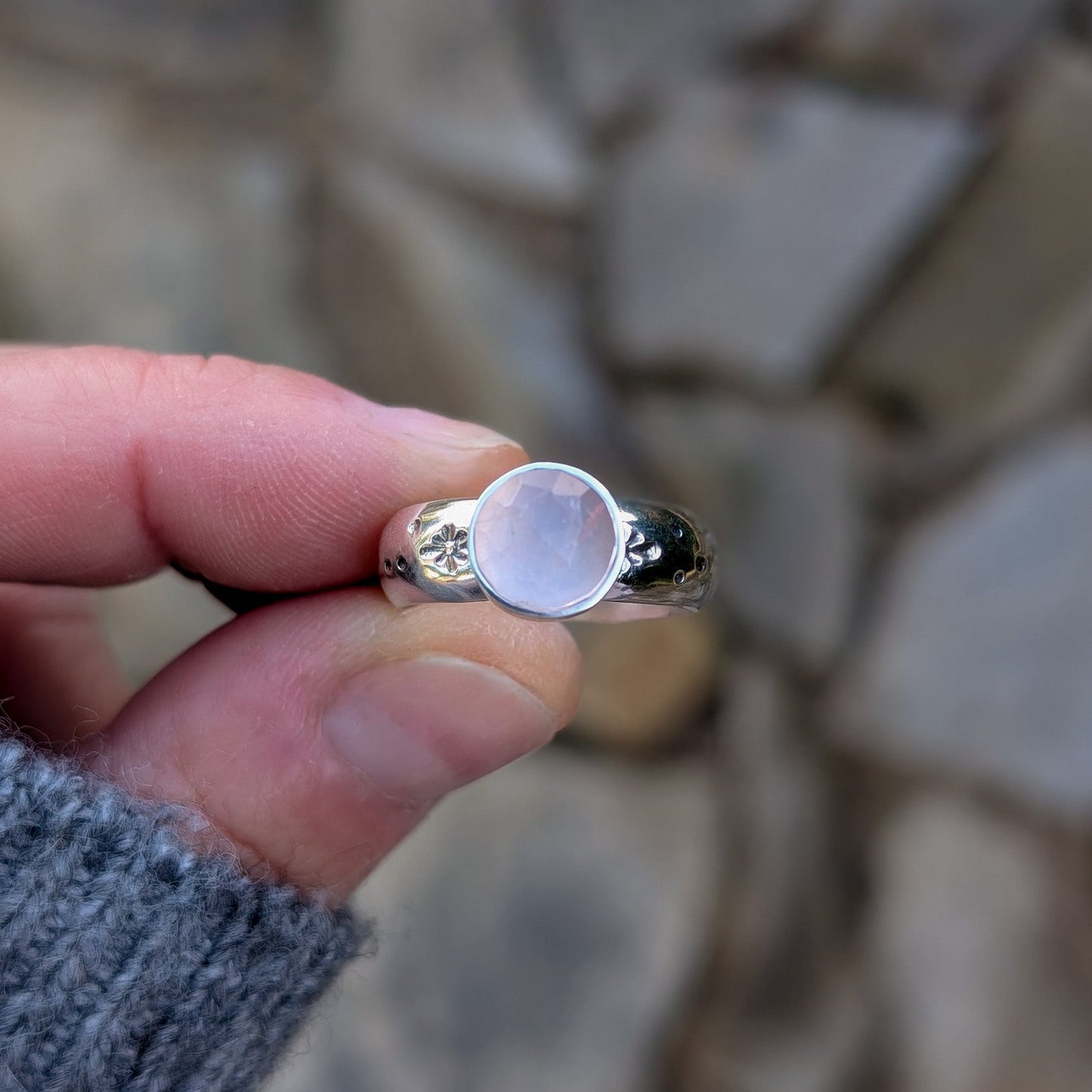 Anillo de plata con estrellas y cuarzo rosa