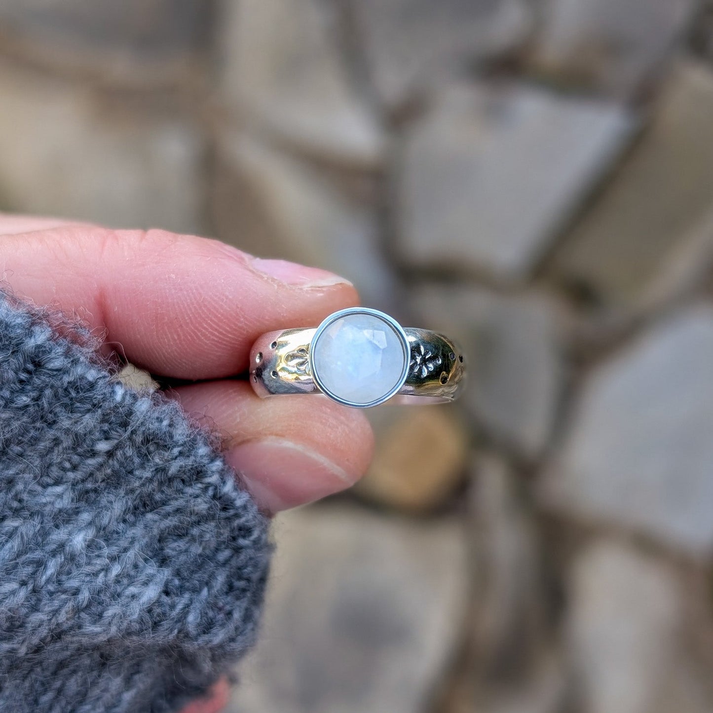 Anillo de plata con estrellas y piedra luna