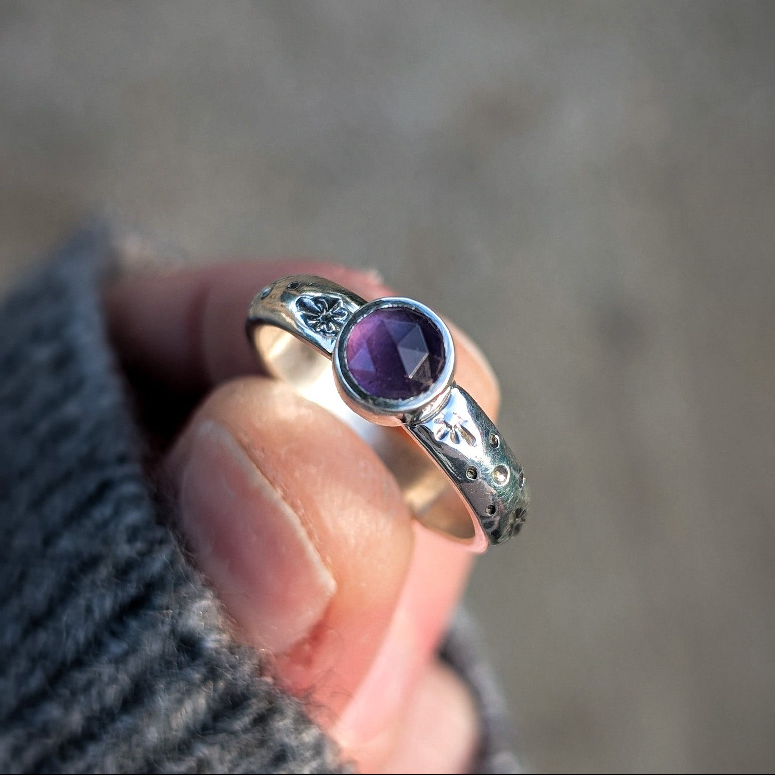 Anillo de plata con estrellas y amatista