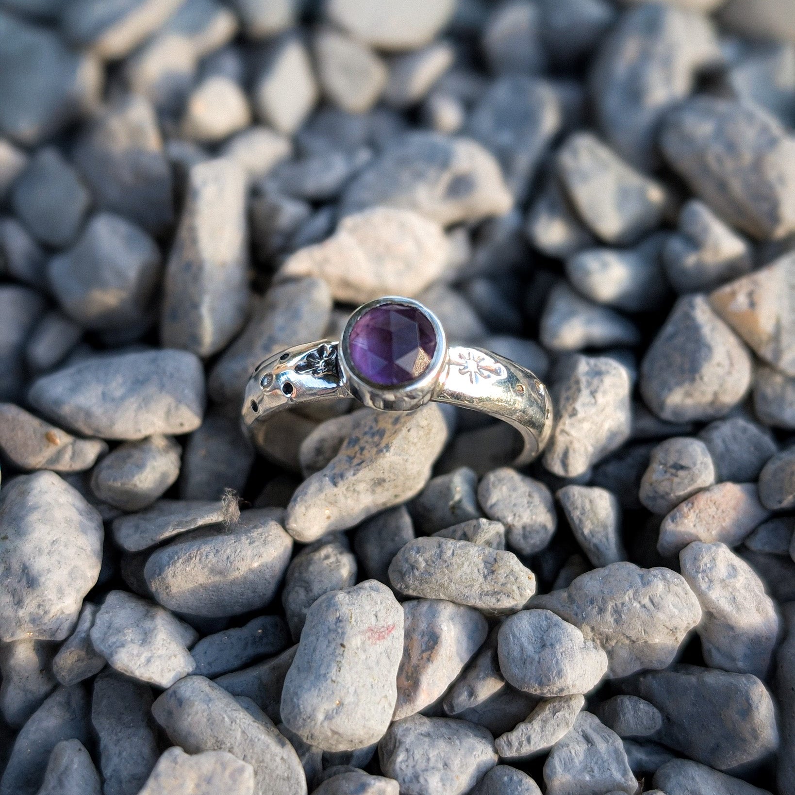 Anillo de plata con estrellas y amatista