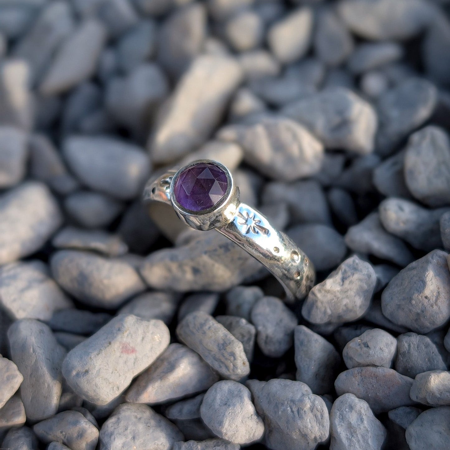 Anillo de plata con estrellas y amatista