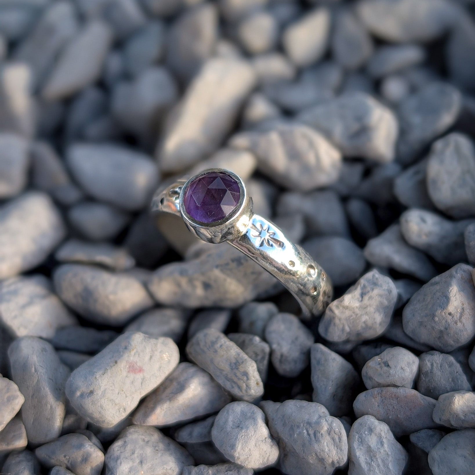 Anillo de plata con estrellas y amatista
