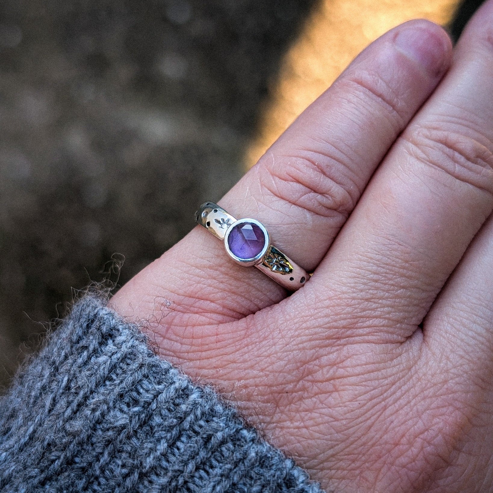 Anillo de plata con estrellas y amatista