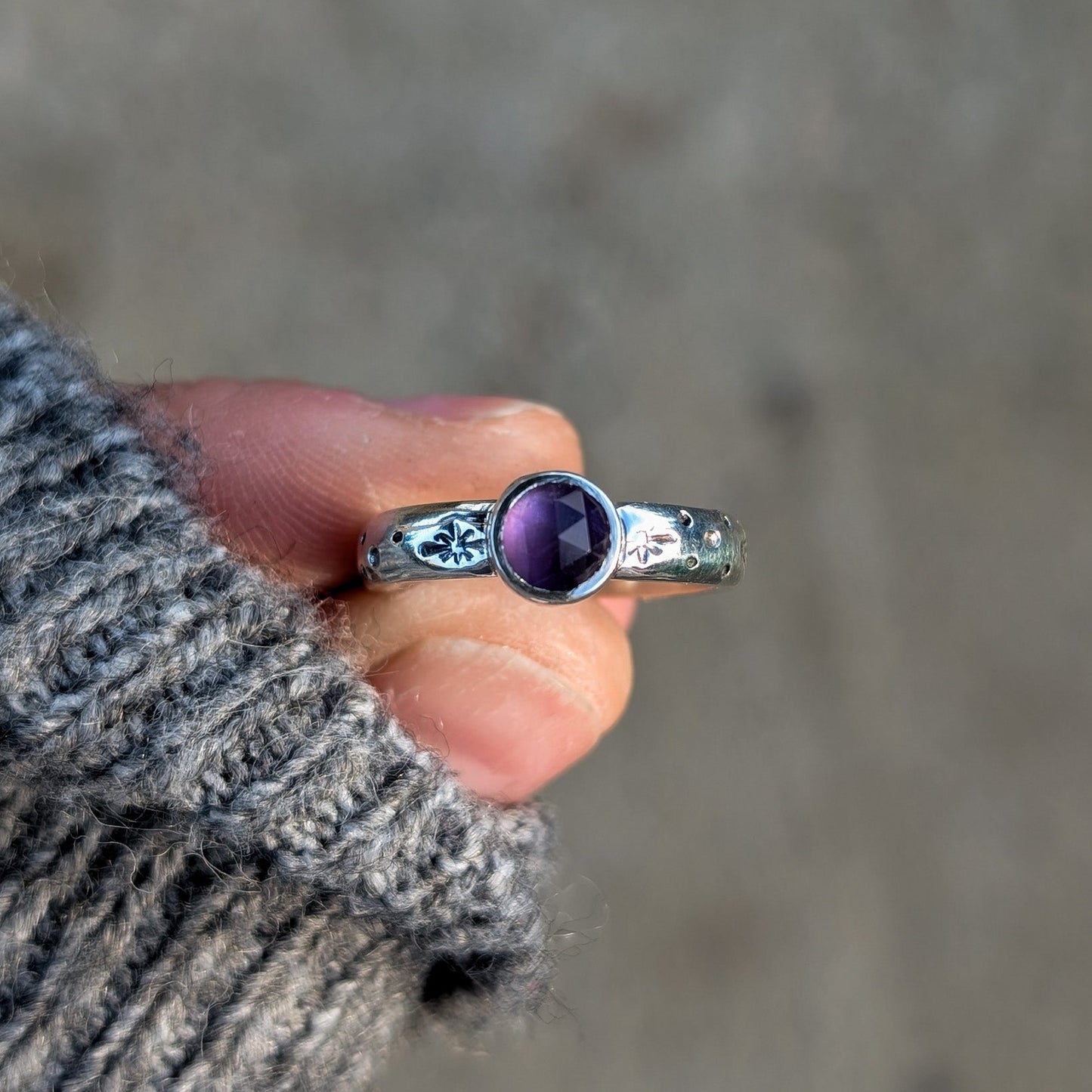 Anillo de plata con estrellas y amatista