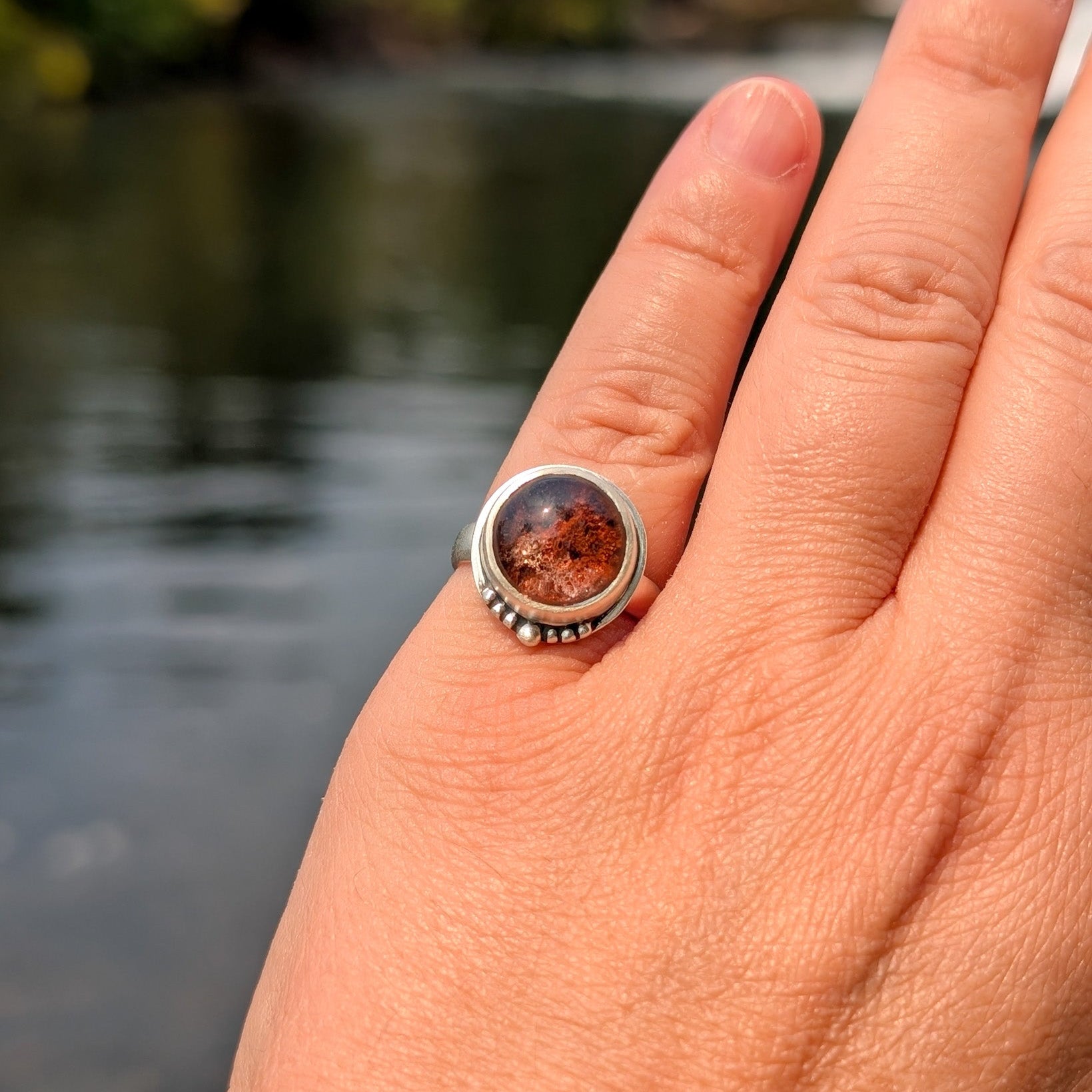 Anillo de plata con Lodolita (cuarzo jardín)