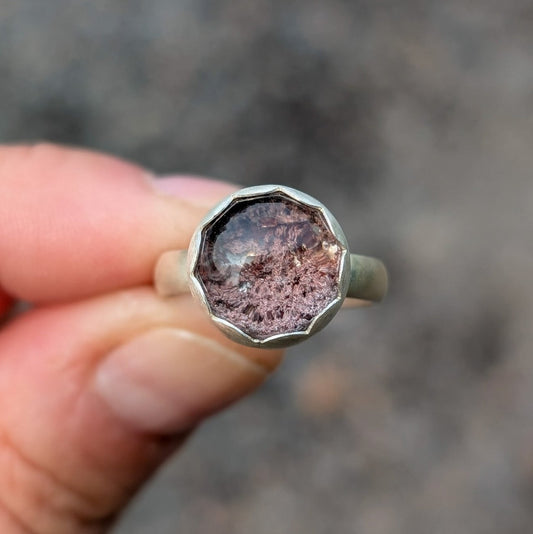 Anillo de plata con Lodolita (cuarzo jardín)