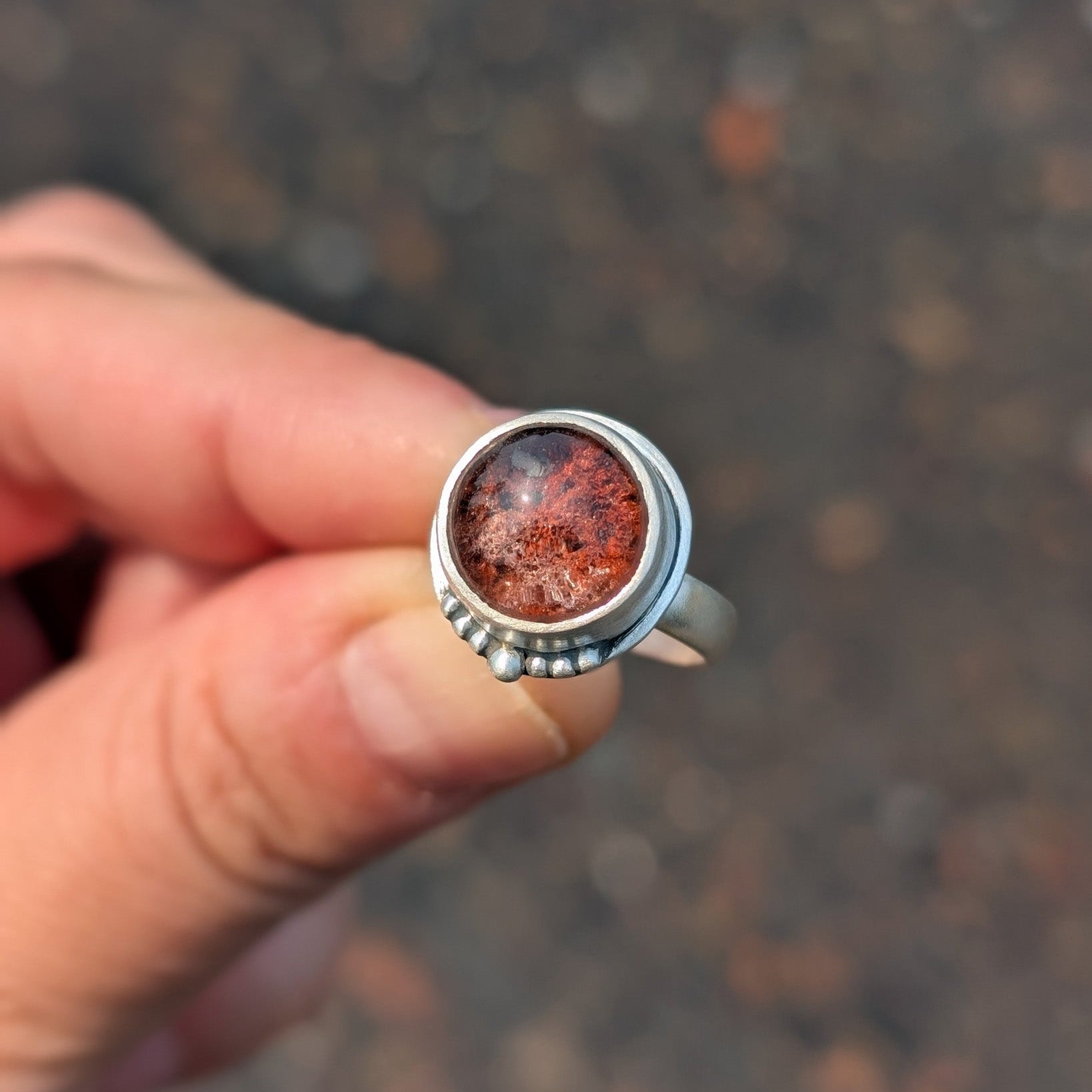 Anillo de plata con Lodolita (cuarzo jardín)