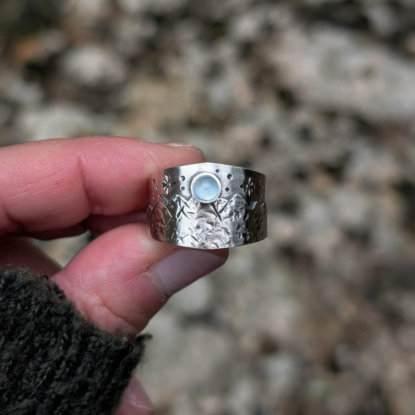 Anillo de plata con montañas y piedra natural