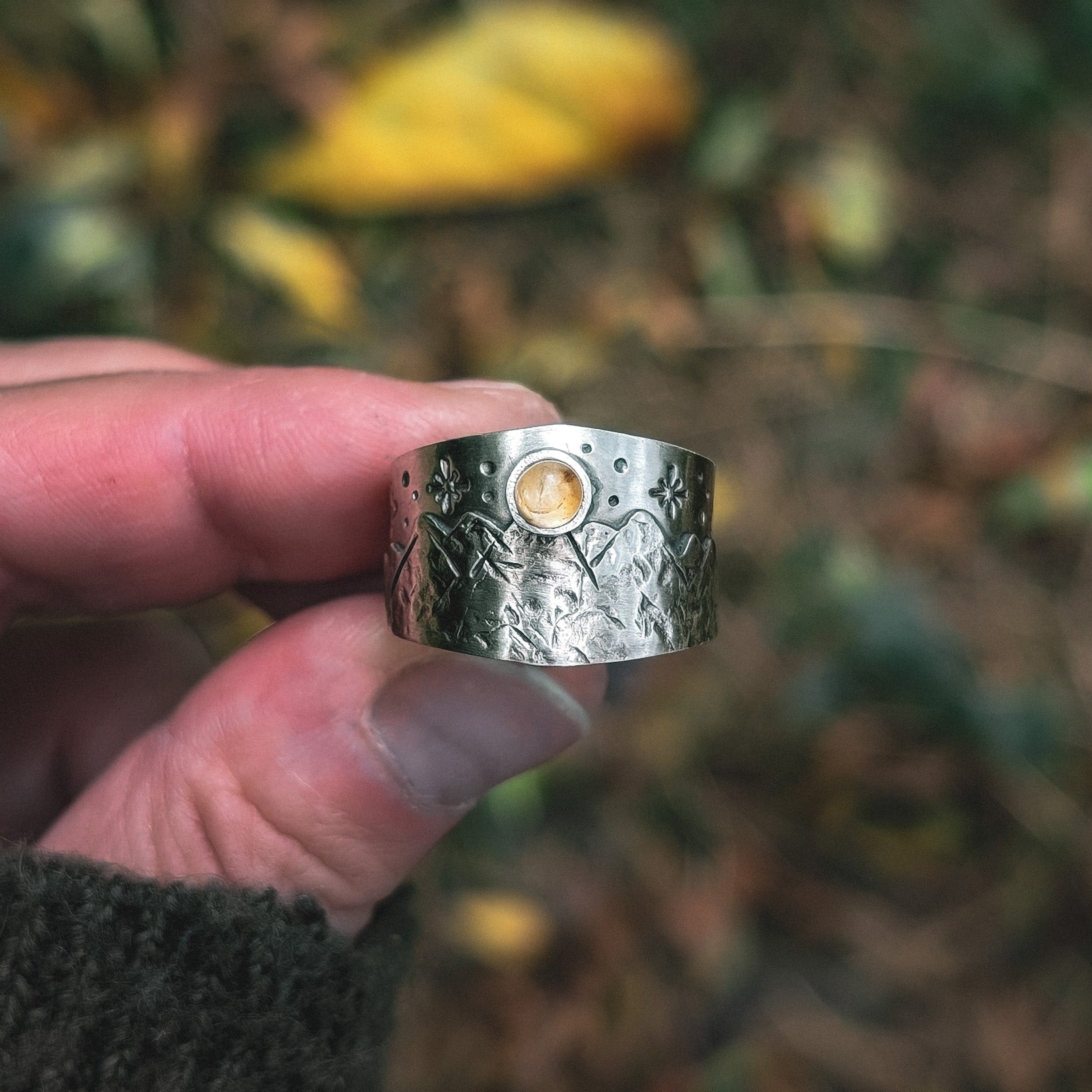 Anillo de plata con montañas y piedra natural